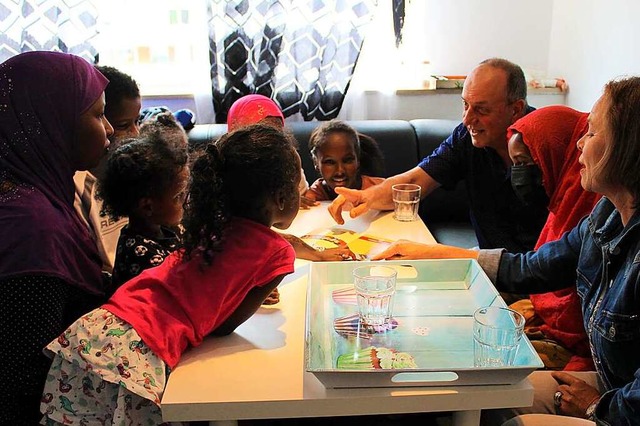 Sarha S. (rechts mit Kopftuch und Mask... Karl-Heinz Behr im Kreis ihrer Kinder  | Foto: Erich Krieger