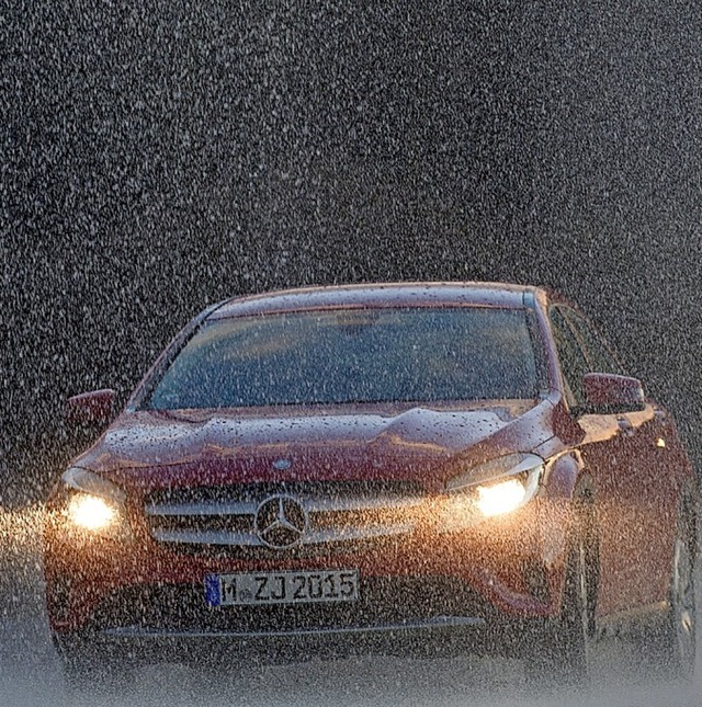 Auch beim Autofahren besteht ein Risiko zu verunglcken.  | Foto: Klaus-Dietmar Gabbert (dpa)