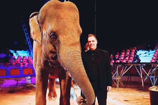Pressesprecher Michael Wagner vom Mosk...cus mit einem Elefanten in der Manege.  | Foto: Moskauer Circus