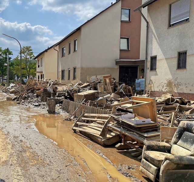 Das Hochwasser hat in Ahrweiler zerstrte Straen und Huser hinterlassen.   | Foto:  Tobias Frster