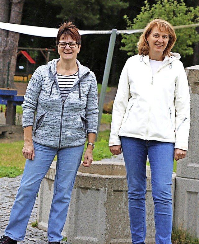 Bei Heike Badran (links) und Alexandra...em Dorfplatz in Gndelwangen zusammen.  | Foto: Martha Weishaar