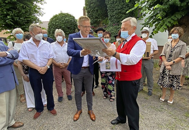 Brgermeister Klare bergibt seinem fr...ischen Amtskollegen das Gastgeschenk.   | Foto: Gemeinde
