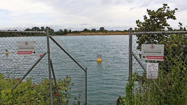 Warnschilder machen auf die Gefahren des Baggersees aufmerksam.   | Foto: Ruth Seitz