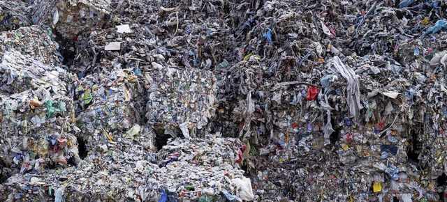 Zu Ballen gepresster Verpackungsmll   | Foto: Bernd von Jutrczenka (dpa)