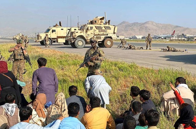 US-Soldaten bewachen eine Absperrung am internationalen Flughafen in Kabul.  | Foto: - (dpa)