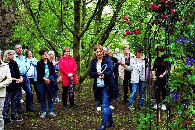 Sabine Theil (vorne) bei einer Fhrung durch den Rosengarten  | Foto: Deborah Fritz