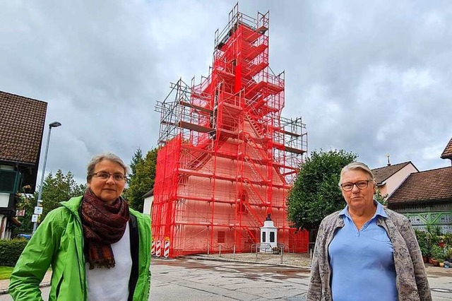 Vakanzpfarrerin Ulrike Krumm (links) u...rm der Evangelischen Kirche in Hausen.  | Foto: Gerald Nill