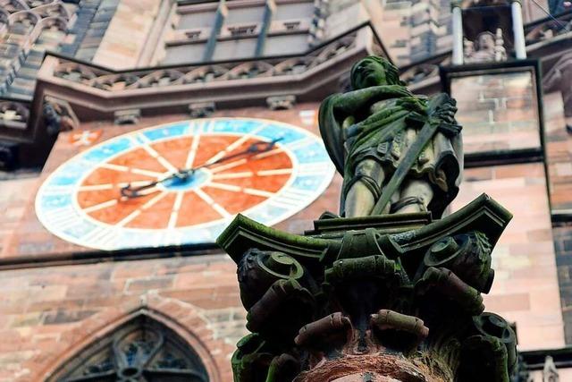 Vor dem Freiburger Mnster ist auch das Neuenburger Wappen zu sehen