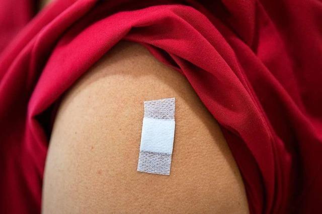 Über 80 Frauen und Männer holen sich Impfung und Kinogutschein in Buggingen ab