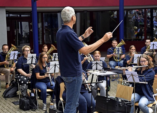 Rolf Gallmann und das Blasorchester de...ber den ersten Auftritt vor Publikum.  | Foto: Bernadette Andr