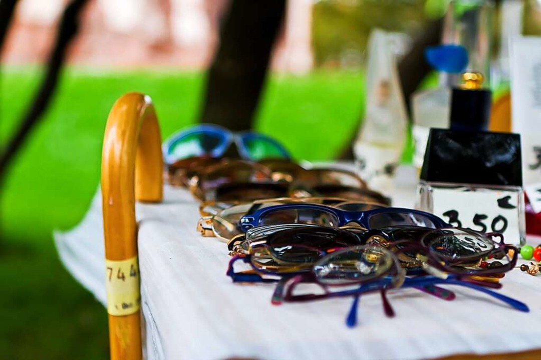 Sthlinger Flohmarkt: Sonnenbrille oder Spazierstock?  | Foto: Carlotta Huber