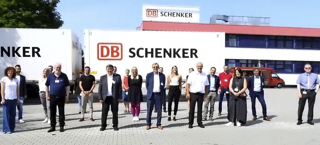 Mit Abstand un dim kleinen Kreis: DB Schenker feiert sein 100 jhriges Jubilum   | Foto: Claudia Kleinhans