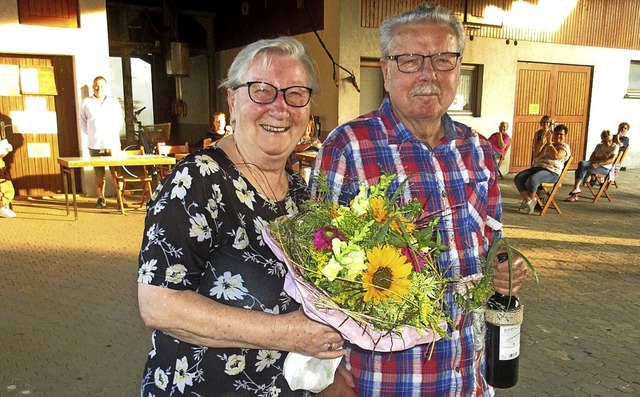 Inge und Horst Speichert verabschiedet...als 50 Jahren vom aktiven Chorsingen.   | Foto: Reiner Merz