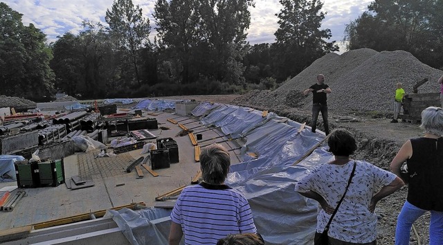 Mitglieder von Pro Freibad Waldshut besuchten vor Kurzem die Baustelle.  | Foto: Thomas Schelb