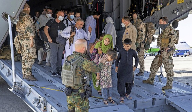 Nach der Landung in  Taschkent geleite...te  die Evakuierten  aus dem Flugzeug.  | Foto: Marc Tessensohn (dpa)