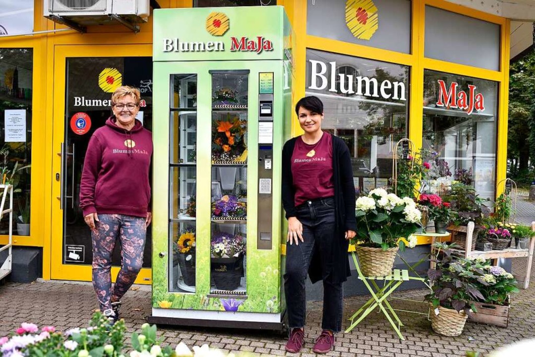 Jana Alter (links) und Tochter Susanna Martin mit ihrem stummen Verkaufshelfer.  | Foto: Thomas Kunz