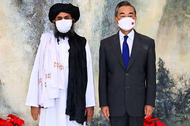 Chinas  Auenminister Wang Yi und Mull...aradar,  Fhrer der Taliban, Ende Juli  | Foto: Li Ran (dpa)