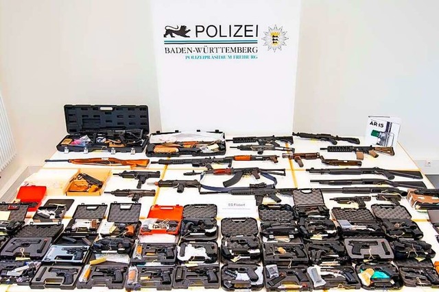 Wegen dieses Waffenfundes ermittelt die Polizei.  | Foto: Polizei