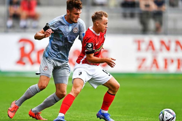 Julius Tauriainen (rechts) spielt beim...ttelfeld kann aber auch auen agieren.  | Foto: Achim Keller