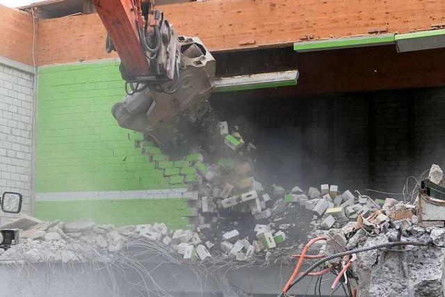 Fotos: Abriss von Schulpavillon und Stadtbcherei beim Faust-Gymnasium in Staufen