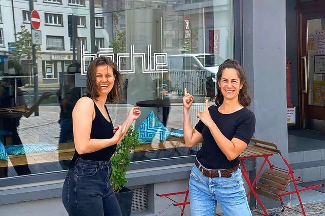Linda Kurz (rechts) ist mit ihrer Pop-...i Juliane Knig im Caf Bchle zu Gast  | Foto: Kurz & Kork