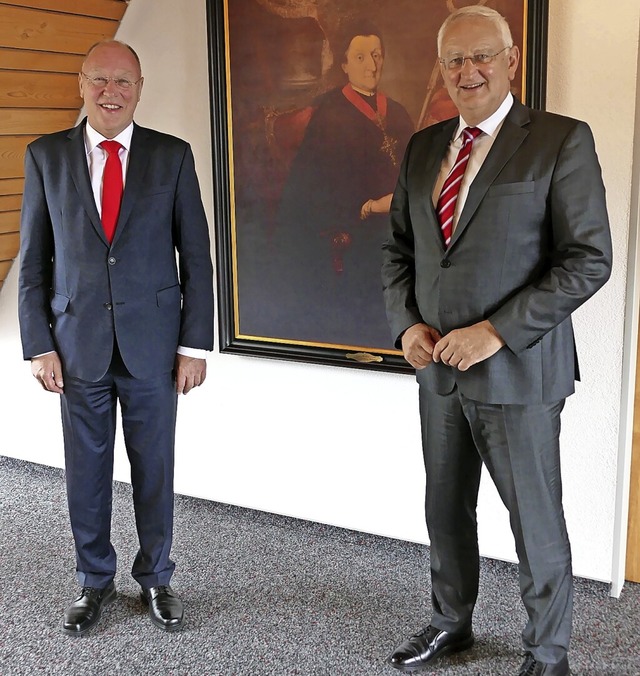 Theo Binninger (links) und Peter Schne...der der Sparkasse Bonndorf-Sthlingen.  | Foto: Juliane Khnemund