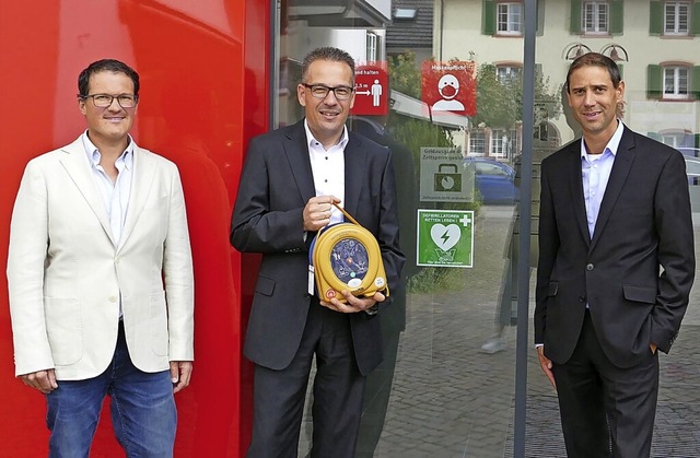 Tim Scheer (von links), Filialleiter M...tand der Sparkasse Lrrach-Rheinfelden  | Foto: Martina David-Wenk