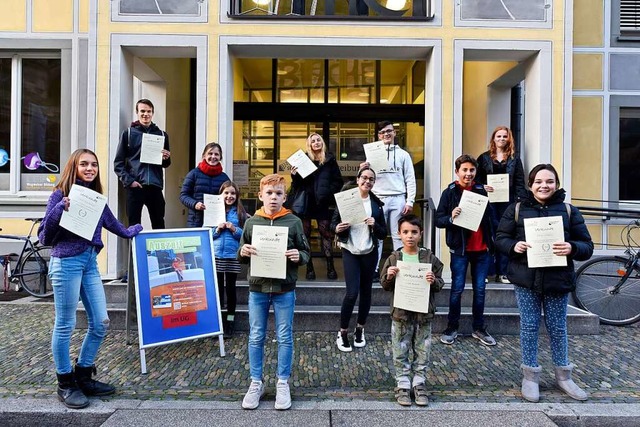 Gruppenfoto bei der Verleihung des Fre...n der Stadtbibliothek am Mnsterplatz.  | Foto: Thomas Kunz
