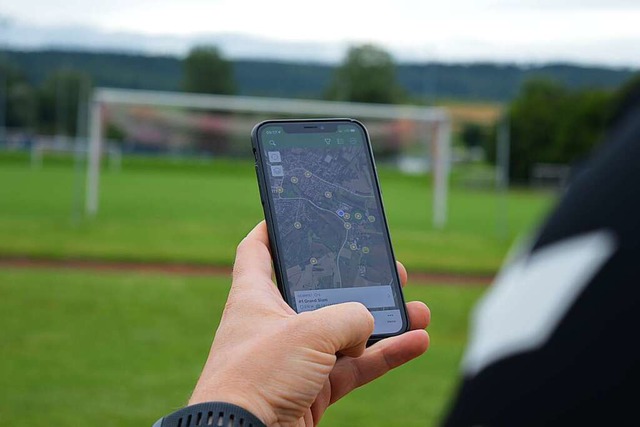 Eine Smartphone-App zeigt den Teilnehm...e Verstecke an, die es zu finden gilt. | Foto: Lena Marie Jörger Eine Smartphone-App zeigt den Teilnehm...e Verstecke an, die es zu finden gilt. | Foto: Lena Marie Jörger
