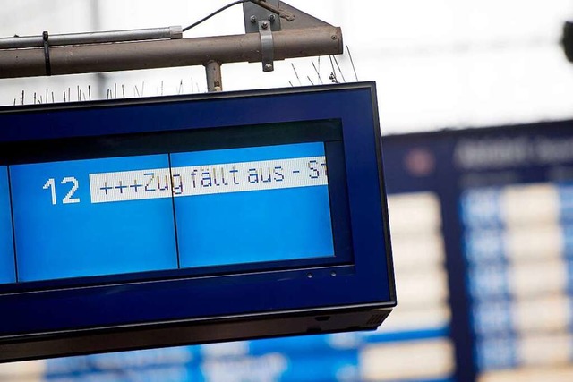 Von Montag bis Mittwoch will GDL den Personenverkehr bestreiken.  | Foto: Daniel Reinhardt (dpa)