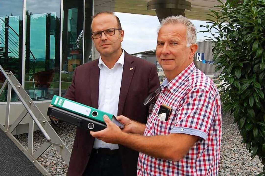 Dirk Lehmann (rechts) von der Interess...n an Bürgermeister Alexander Schröder.  | Foto: Hagen Späth