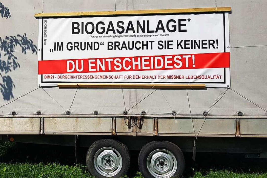 In Meißenheim gibt es Protest gegen de...e. Im Ort hängen mehrere Transparente.  | Foto: Christian Kramberg