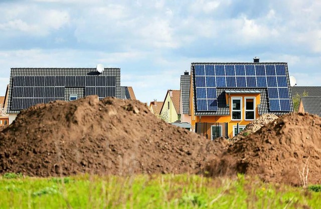 Huser mit Solardchern in einem Neubaugebiet in Leipzig (Symbolbild).  | Foto: Jan Woitas (dpa)