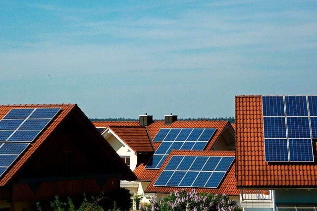 Sonnenenergie-Anlagen auf Hausdcher z...e Verschwendung wertvoller Ressourcen?  | Foto: Hausfrage (dpa)