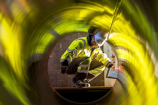 Ein Arbeiter prft Rohre fr eine Gaspipeline.  | Foto: Jens Bttner