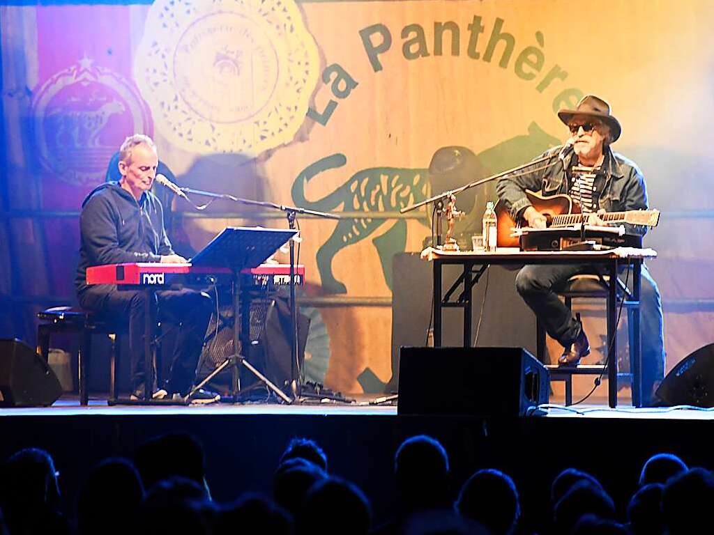 Mit seiner typischen Stimme, manchmal auch im klschen Slang unterhielt Wolfgang Niedecken mit seinem Soloprogramm beim Markgrfler Kultursommer. Begleitet wurde er beim Auftritt auf dem Markgrfler Platz von Pianist und Freund Mike Herting.