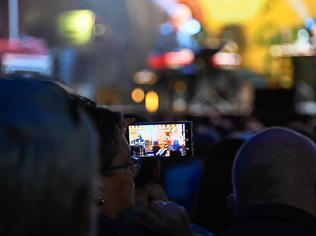 Mit seiner typischen Stimme, manchmal auch im klschen Slang unterhielt Wolfgang Niedecken mit seinem Soloprogramm beim Markgrfler Kultursommer. Begleitet wurde er beim Auftritt auf dem Markgrfler Platz von Pianist und Freund Mike Herting.