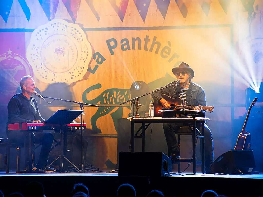 Mit seiner typischen Stimme, manchmal auch im klschen Slang unterhielt Wolfgang Niedecken mit seinem Soloprogramm beim Markgrfler Kultursommer. Begleitet wurde er beim Auftritt auf dem Markgrfler Platz von Pianist und Freund Mike Herting.