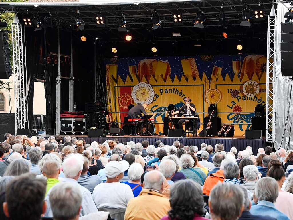 Mit seiner typischen Stimme, manchmal auch im klschen Slang unterhielt Wolfgang Niedecken mit seinem Soloprogramm beim Markgrfler Kultursommer. Begleitet wurde er beim Auftritt auf dem Markgrfler Platz von Pianist und Freund Mike Herting.