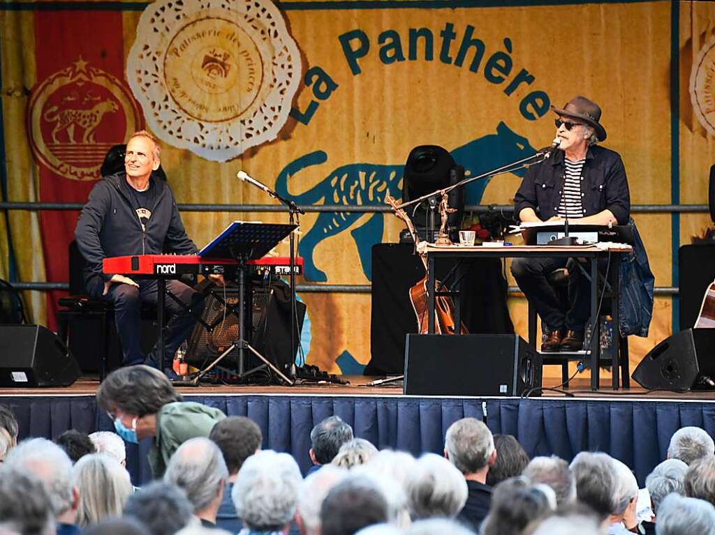 Mit seiner typischen Stimme, manchmal auch im klschen Slang unterhielt Wolfgang Niedecken mit seinem Soloprogramm beim Markgrfler Kultursommer. Begleitet wurde er beim Auftritt auf dem Markgrfler Platz von Pianist und Freund Mike Herting.