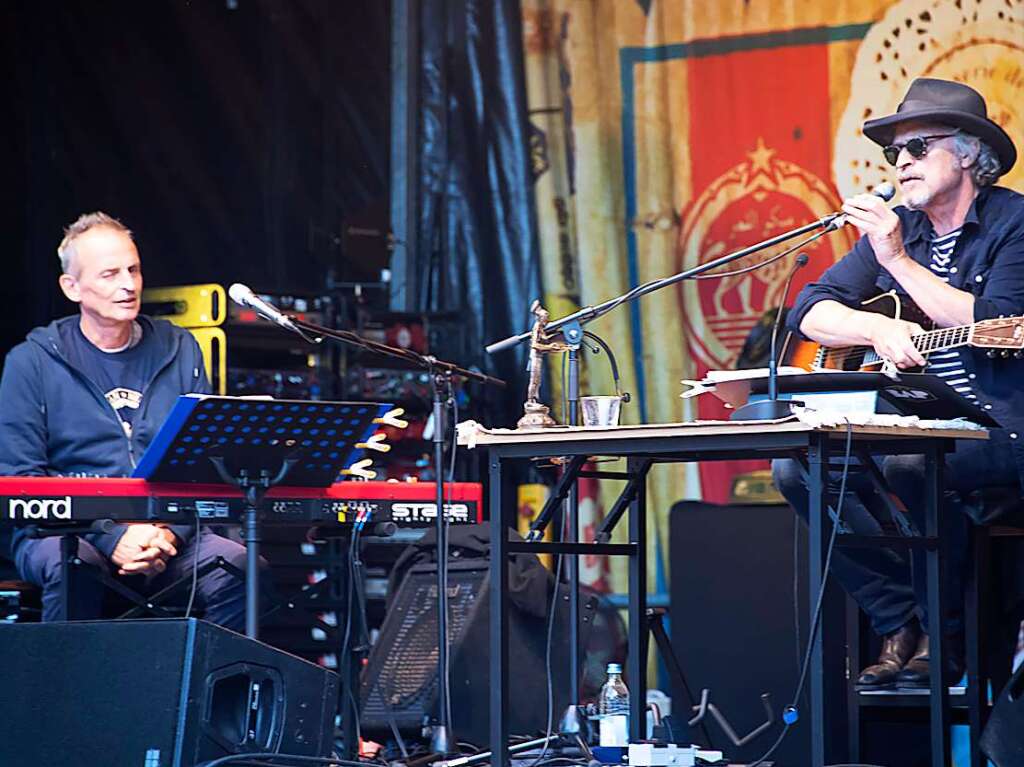 Mit seiner typischen Stimme, manchmal auch im klschen Slang unterhielt Wolfgang Niedecken mit seinem Soloprogramm beim Markgrfler Kultursommer. Begleitet wurde er beim Auftritt auf dem Markgrfler Platz von Pianist und Freund Mike Herting.