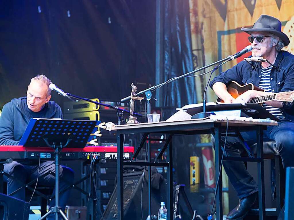 Mit seiner typischen Stimme, manchmal auch im klschen Slang unterhielt Wolfgang Niedecken mit seinem Soloprogramm beim Markgrfler Kultursommer. Begleitet wurde er beim Auftritt auf dem Markgrfler Platz von Pianist und Freund Mike Herting.