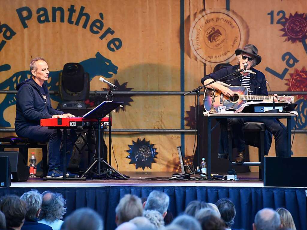 Mit seiner typischen Stimme, manchmal auch im klschen Slang unterhielt Wolfgang Niedecken mit seinem Soloprogramm beim Markgrfler Kultursommer. Begleitet wurde er beim Auftritt auf dem Markgrfler Platz von Pianist und Freund Mike Herting.