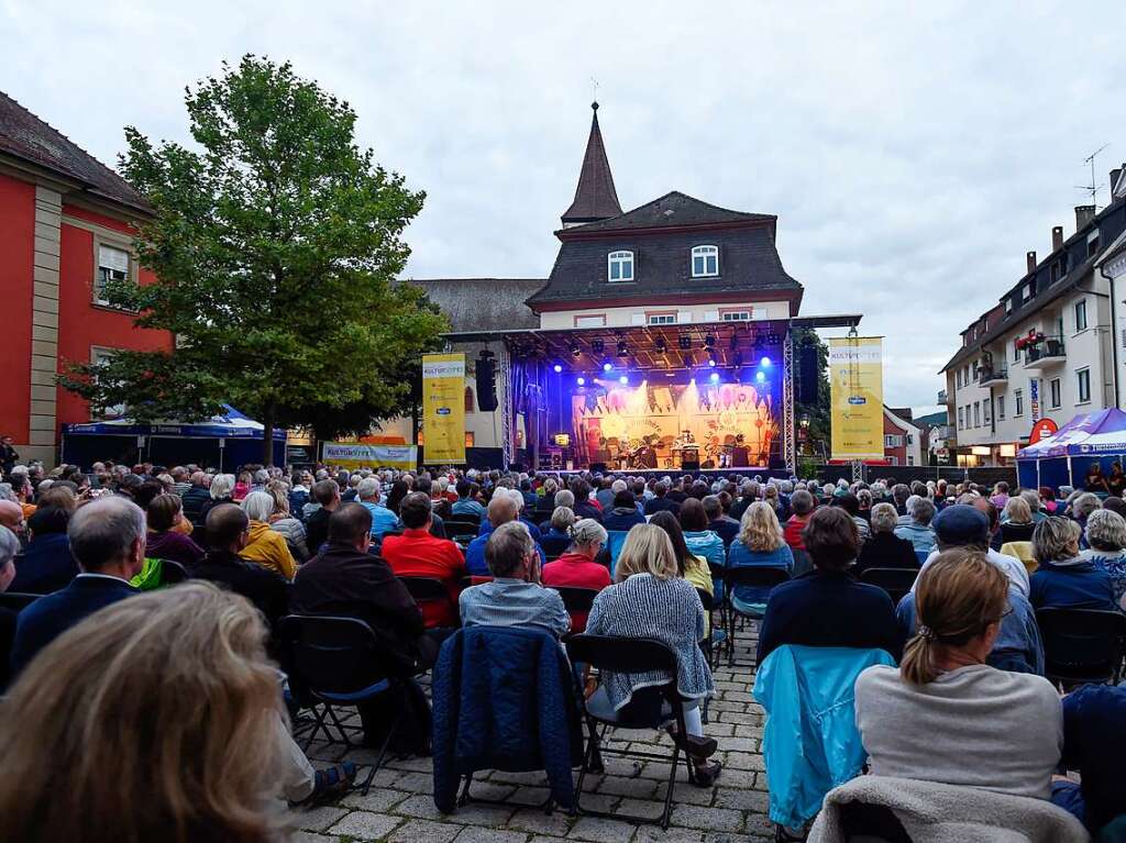 Mit seiner typischen Stimme, manchmal auch im klschen Slang unterhielt Wolfgang Niedecken mit seinem Soloprogramm beim Markgrfler Kultursommer. Begleitet wurde er beim Auftritt auf dem Markgrfler Platz von Pianist und Freund Mike Herting.