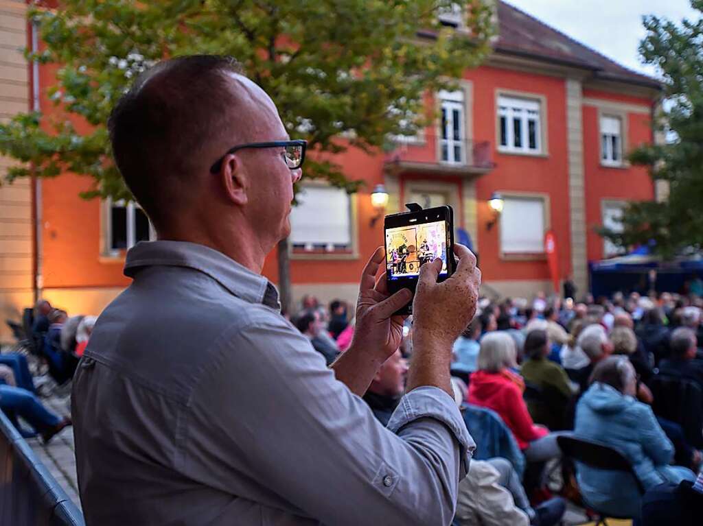 Mit seiner typischen Stimme, manchmal auch im klschen Slang unterhielt Wolfgang Niedecken mit seinem Soloprogramm beim Markgrfler Kultursommer. Begleitet wurde er beim Auftritt auf dem Markgrfler Platz von Pianist und Freund Mike Herting.