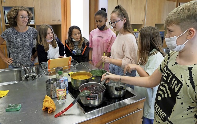 In der Ferienschule stand gemeinsames Kochen auf dem Lehrplan.   | Foto: Michael Haberer