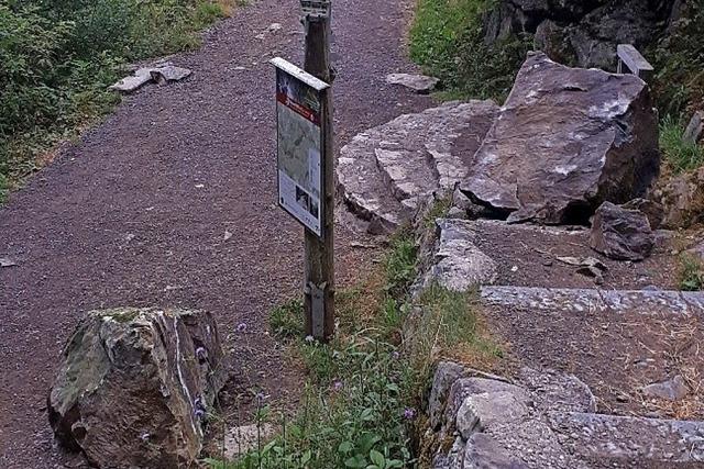 Felsstein stürzt auf Wanderweg