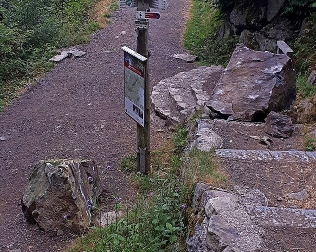 Ein Felsblock war auf den Wanderweg gestrzt.  | Foto: Klaus Merz