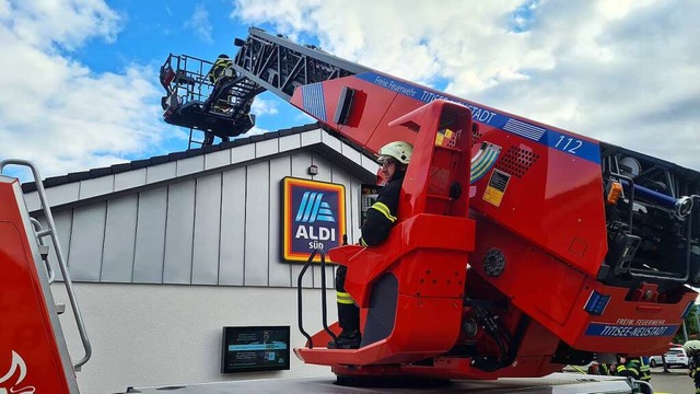 ber die Drehleiter gelangten die Feuerwehrleute auf das Dach.  | Foto: Kamera24