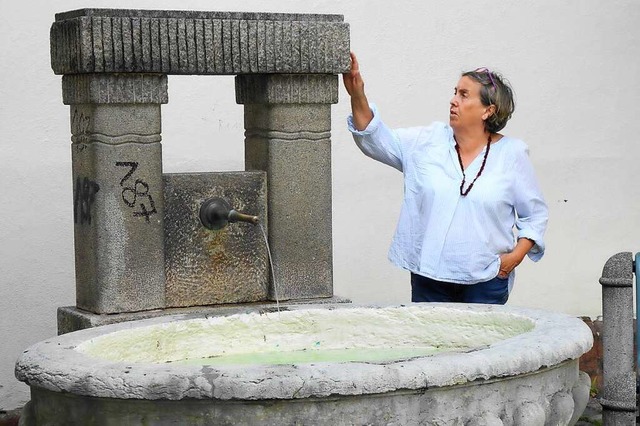 Zeitbankplus-Vorsitzende Margret Staiger am   Brunnen bei der Alten Kirche  | Foto: Gudrun Gehr